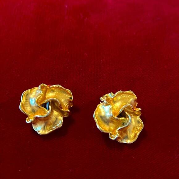 Vintage Finesse Signed Clip Earrings - Picture 1 of 4